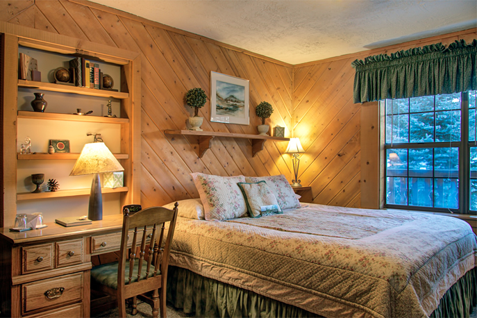 Country Sunshine Bed & Breakfast - Pine Room