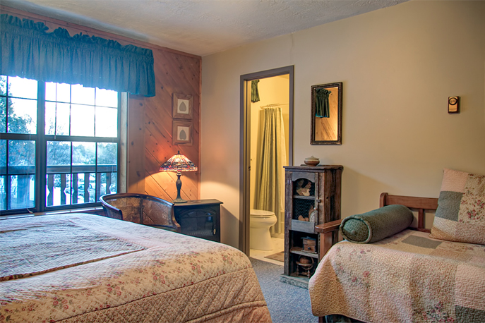 Country Sunshine Bed & Breakfast - Pine Room