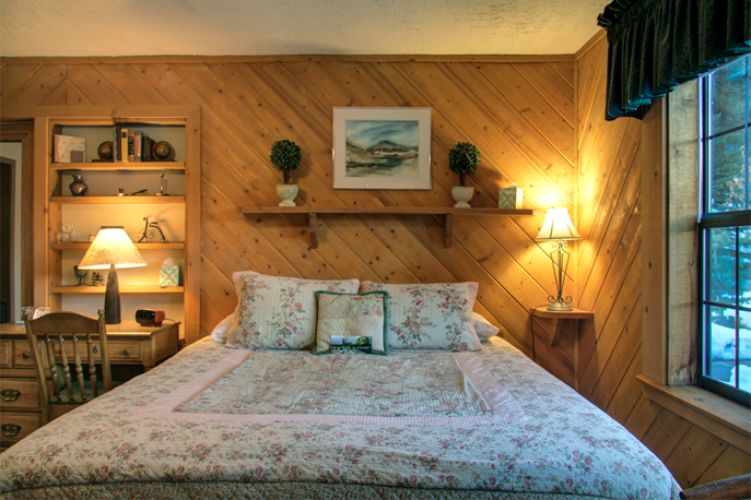 Country Sunshine Bed & Breakfast - Pine Room